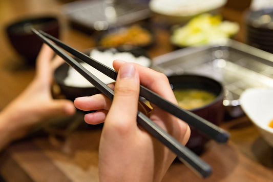 Quels sont les DO et ne le font pas lorsqu'ils mangent un repas japonais?