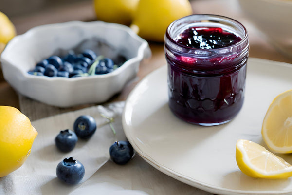 Hausgemaachte blueberry Jam mat engem Hiweis vu Zitroun